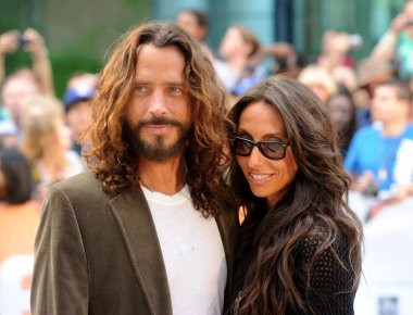 Συνάντηση της Ελληνίδας συζύγου του Chris Cornell με πρόσφυγες σε ελληνικό έδαφος